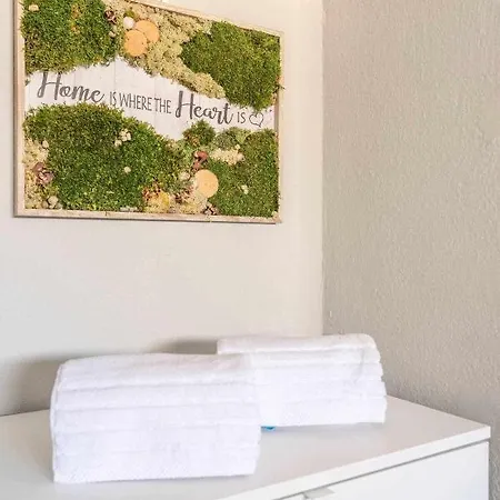 Con Piscina Y Aire Acondicionado *